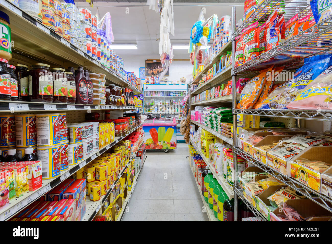 Los alimentos en los estantes del supermercado Foto de stock