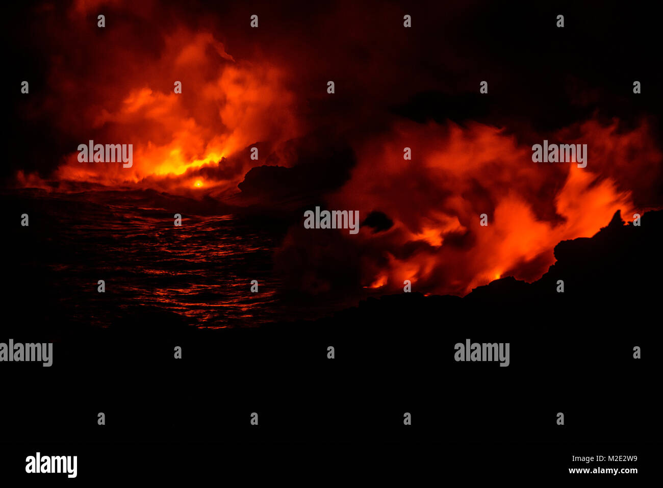 El humo de la lava en la noche Foto de stock