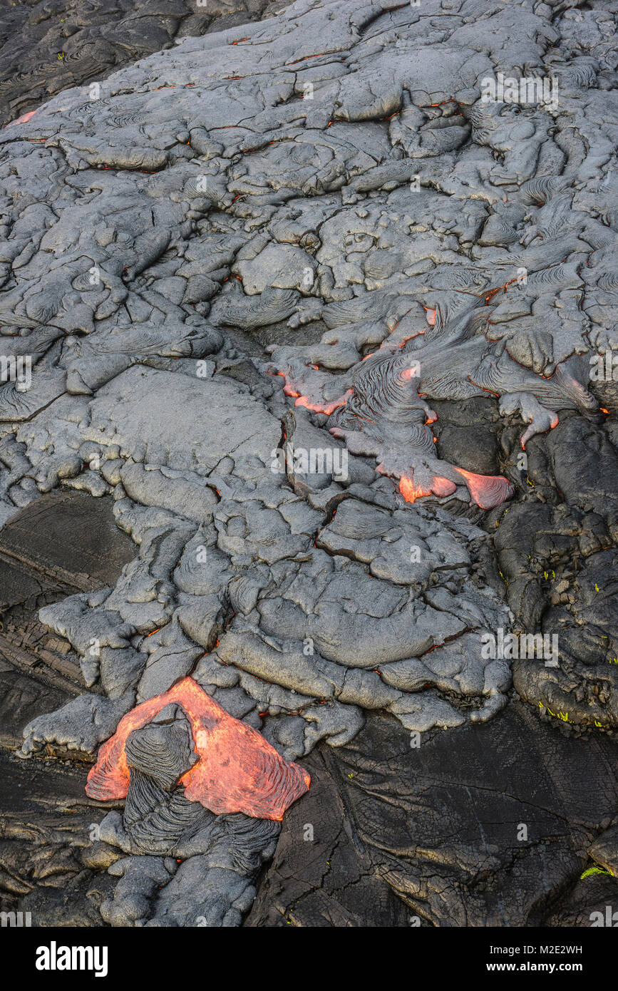 La lava incandescente cerca de lava seca Foto de stock