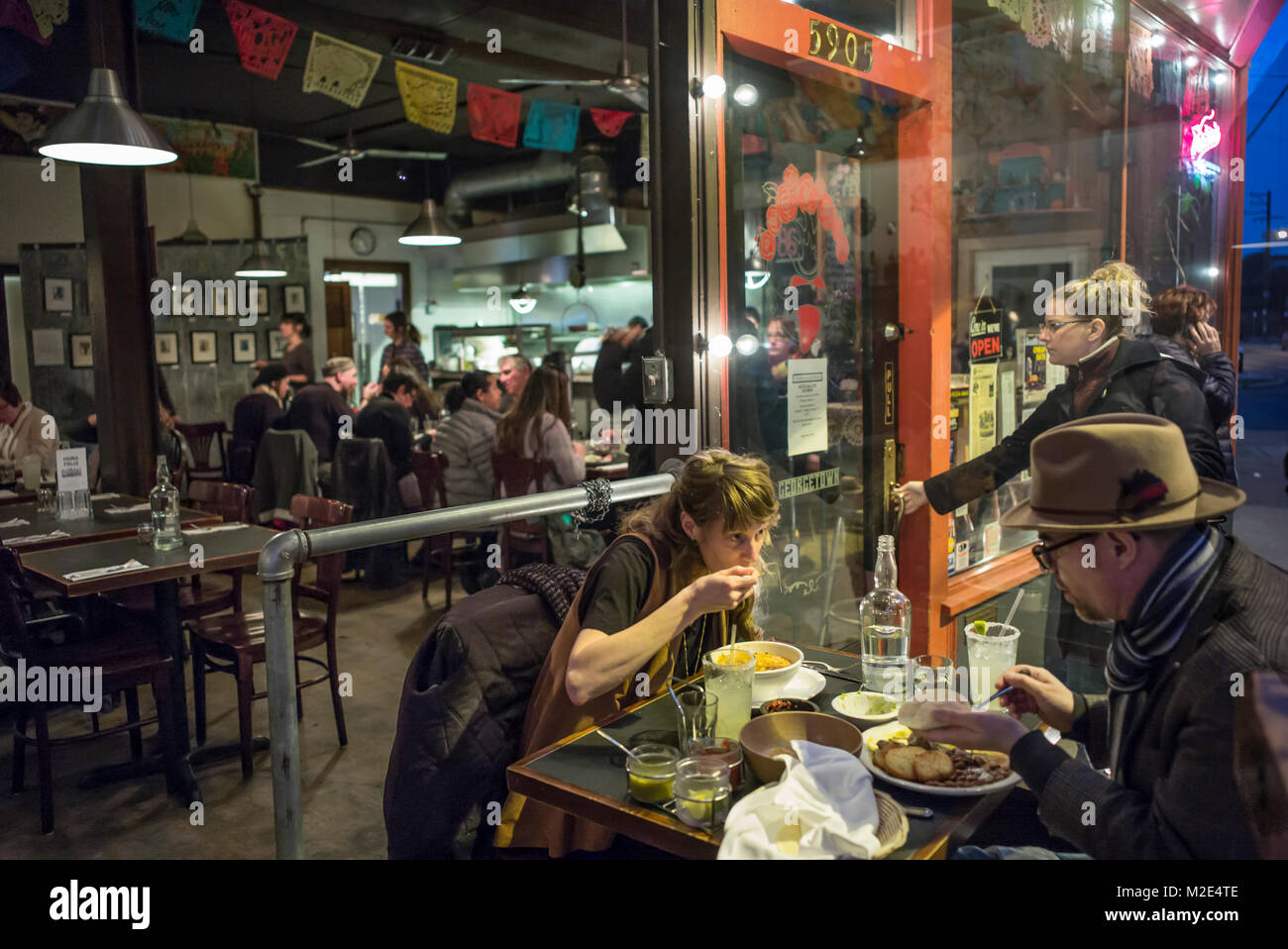 Mujeres Comiendo Comida Mexicana Fotos E Imagenes De Stock Pagina 3 Alamy