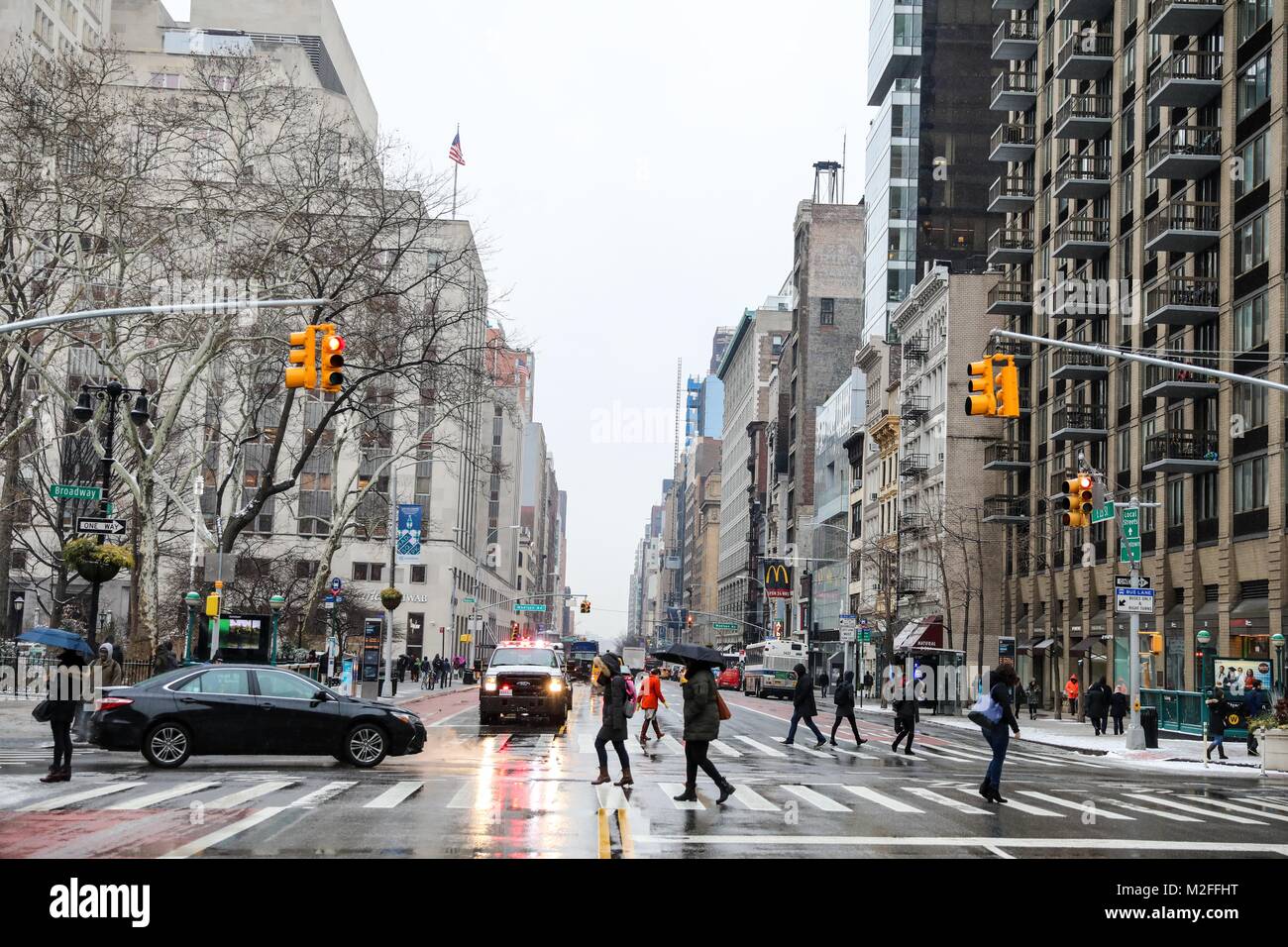 La lluvia golpea la ciudad después de dos horas de nieve en Manhattan, en la ciudad de Nueva York este miércoles, 07 (Foto: WILLIAM VOLCOV/BRASIL FOTO PRESS) Foto de stock