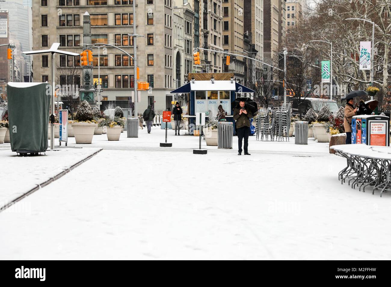 La lluvia golpea la ciudad después de dos horas de nieve en Manhattan, en la ciudad de Nueva York este miércoles, 07 (Foto: WILLIAM VOLCOV/BRASIL FOTO PRESS) Foto de stock
