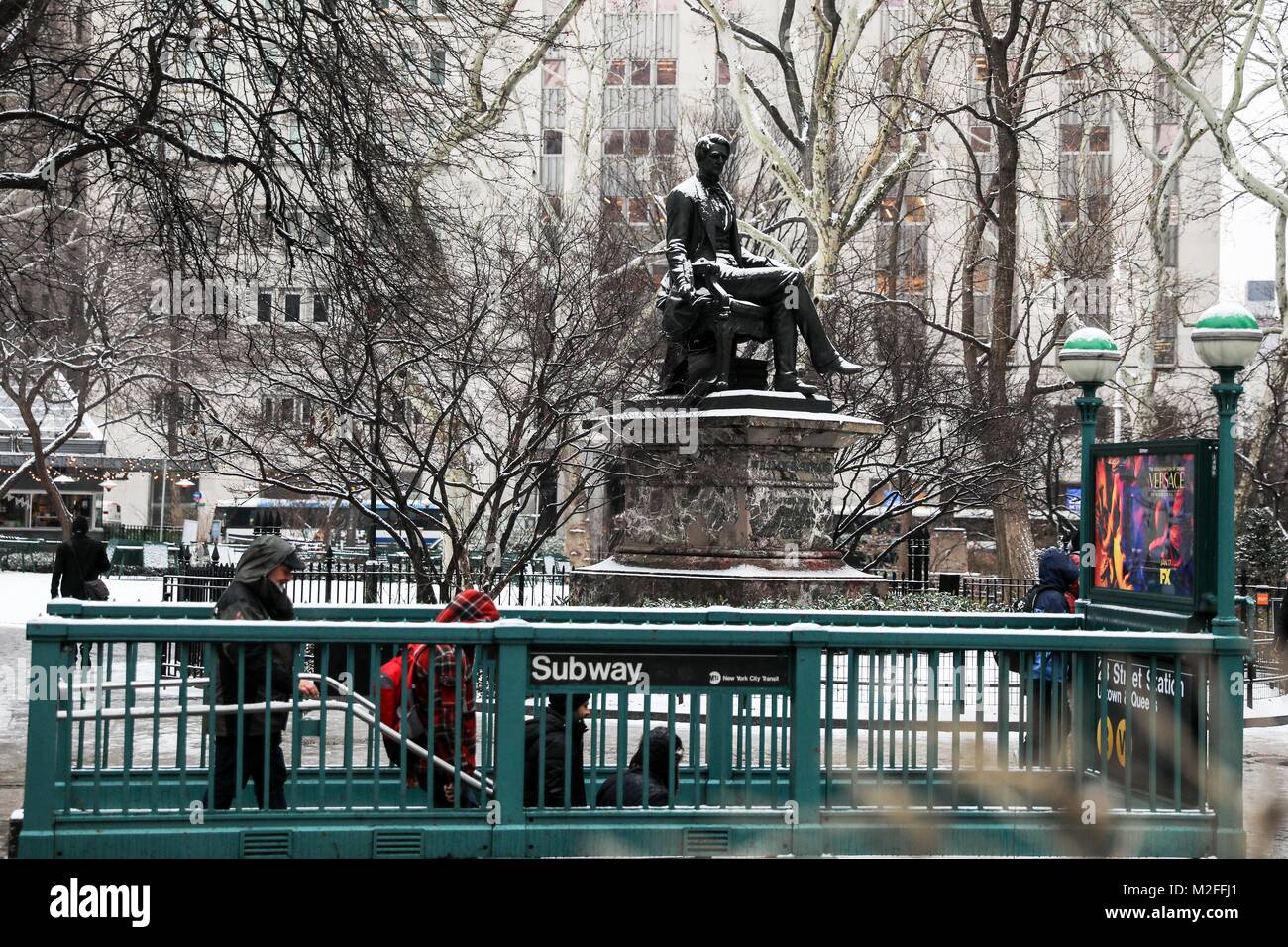 La lluvia golpea la ciudad después de dos horas de nieve en Manhattan, en la ciudad de Nueva York este miércoles, 07 (Foto: WILLIAM VOLCOV/BRASIL FOTO PRESS) Foto de stock