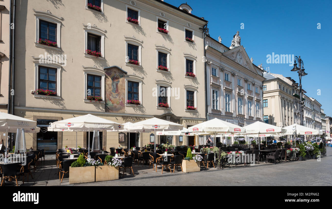 Restaurantes en el exterior, la ciudad vieja de Cracovia, Polonia Foto de stock