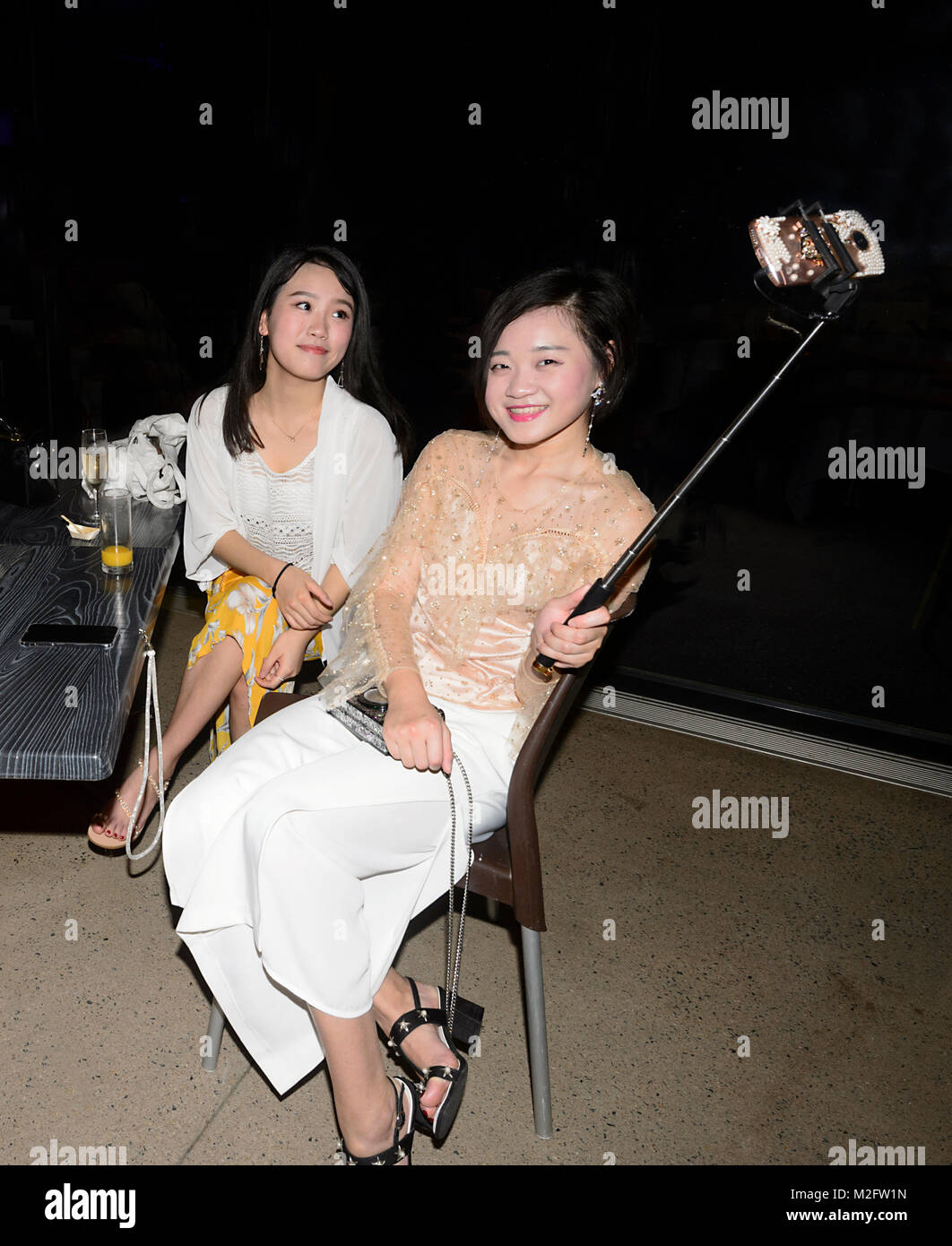 Las mujeres chinas jóvenes turistas tomando un selfie, Australia Foto de stock
