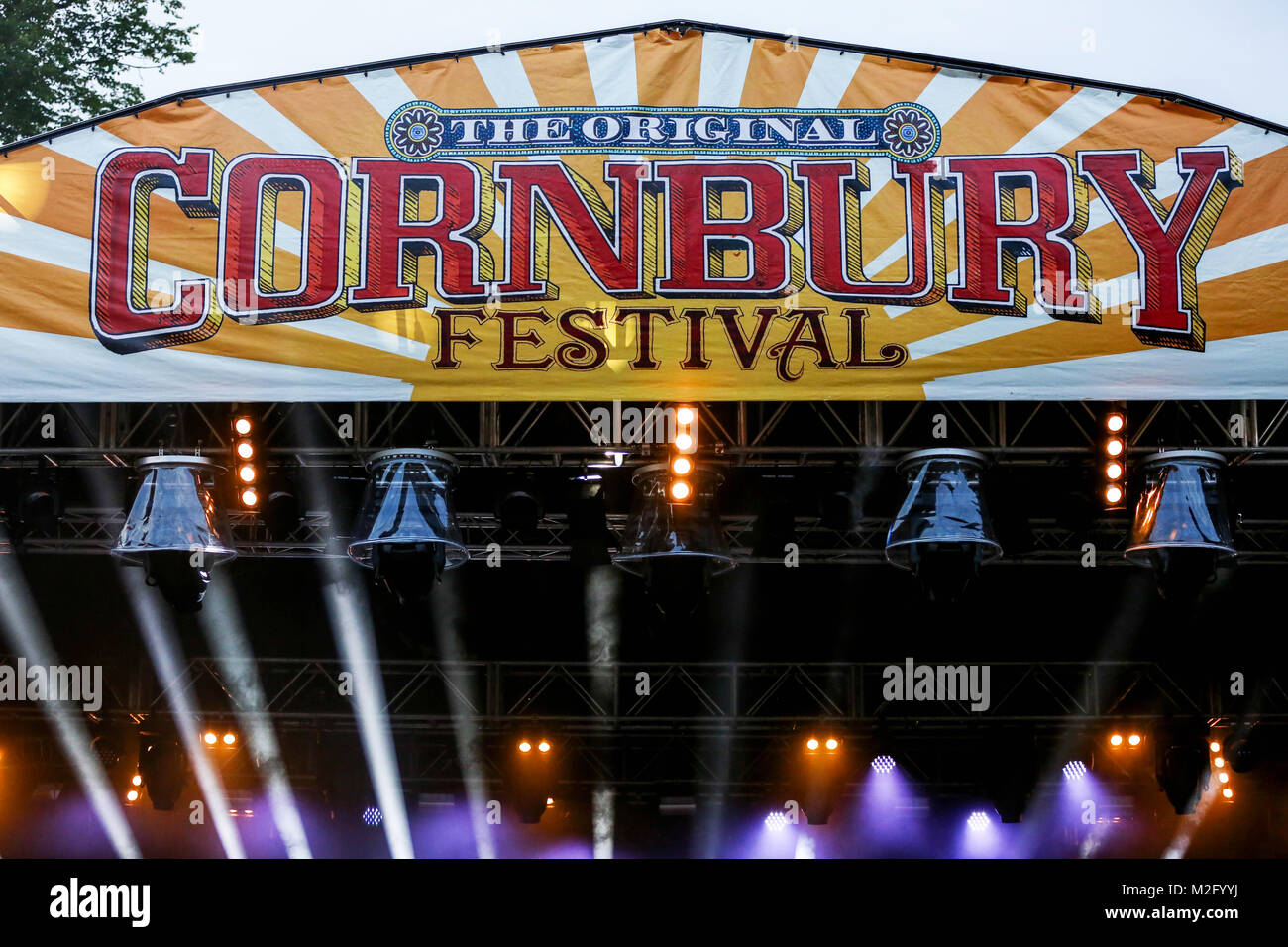 Escenario principal en el Cornbury Music Festival el sábado 8 de julio de 2017 muestra principal banner Cornbury, branding e iluminación: Andy Trevaskis [Crédito] Foto de stock