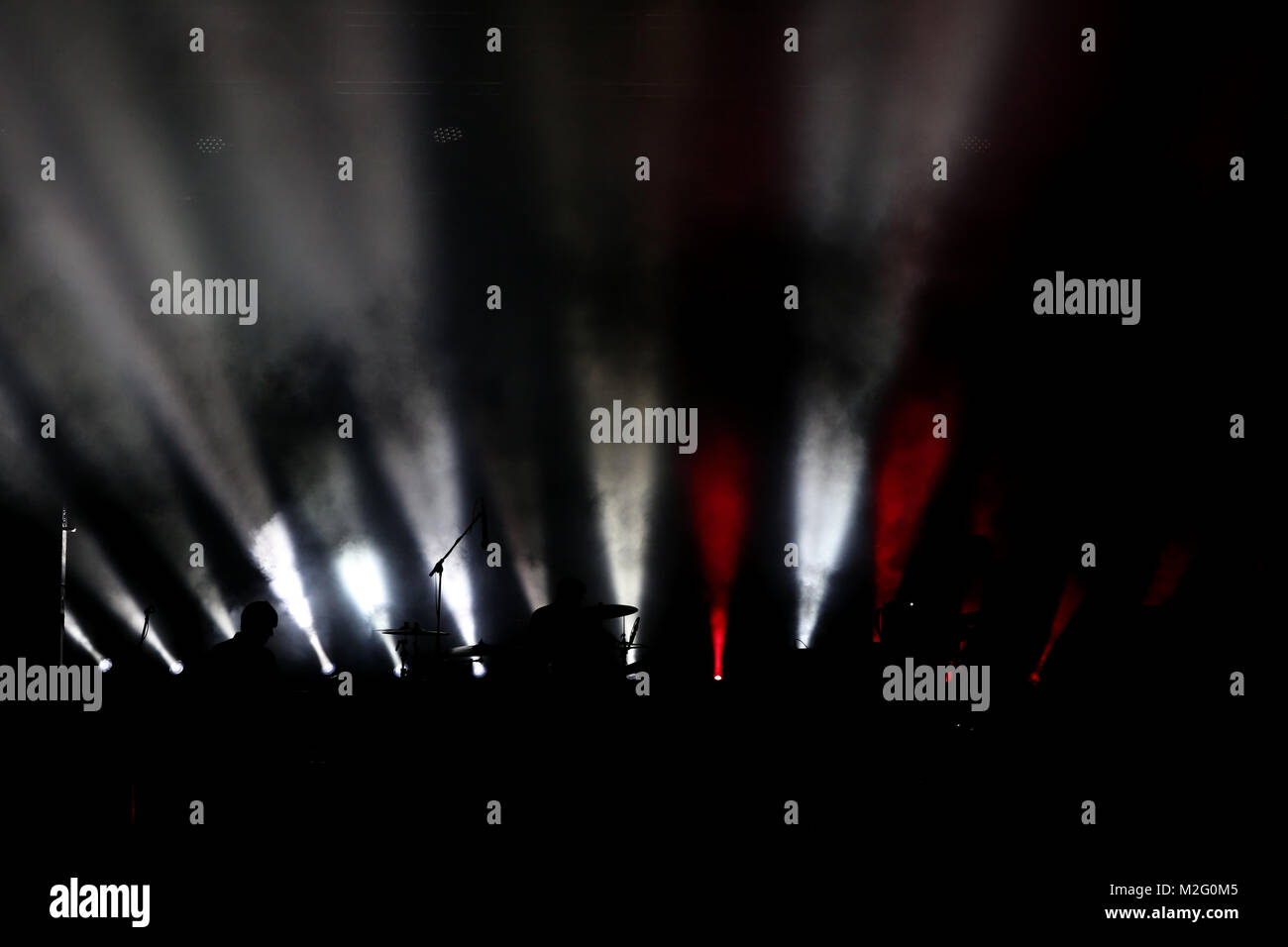 Estadificación & iluminación - Luces rojas y blancas más humo que el Kaiser Chiefs fijado en el Cornbury Music Festival 2017:Andy Trevaskis [Crédito] Foto de stock