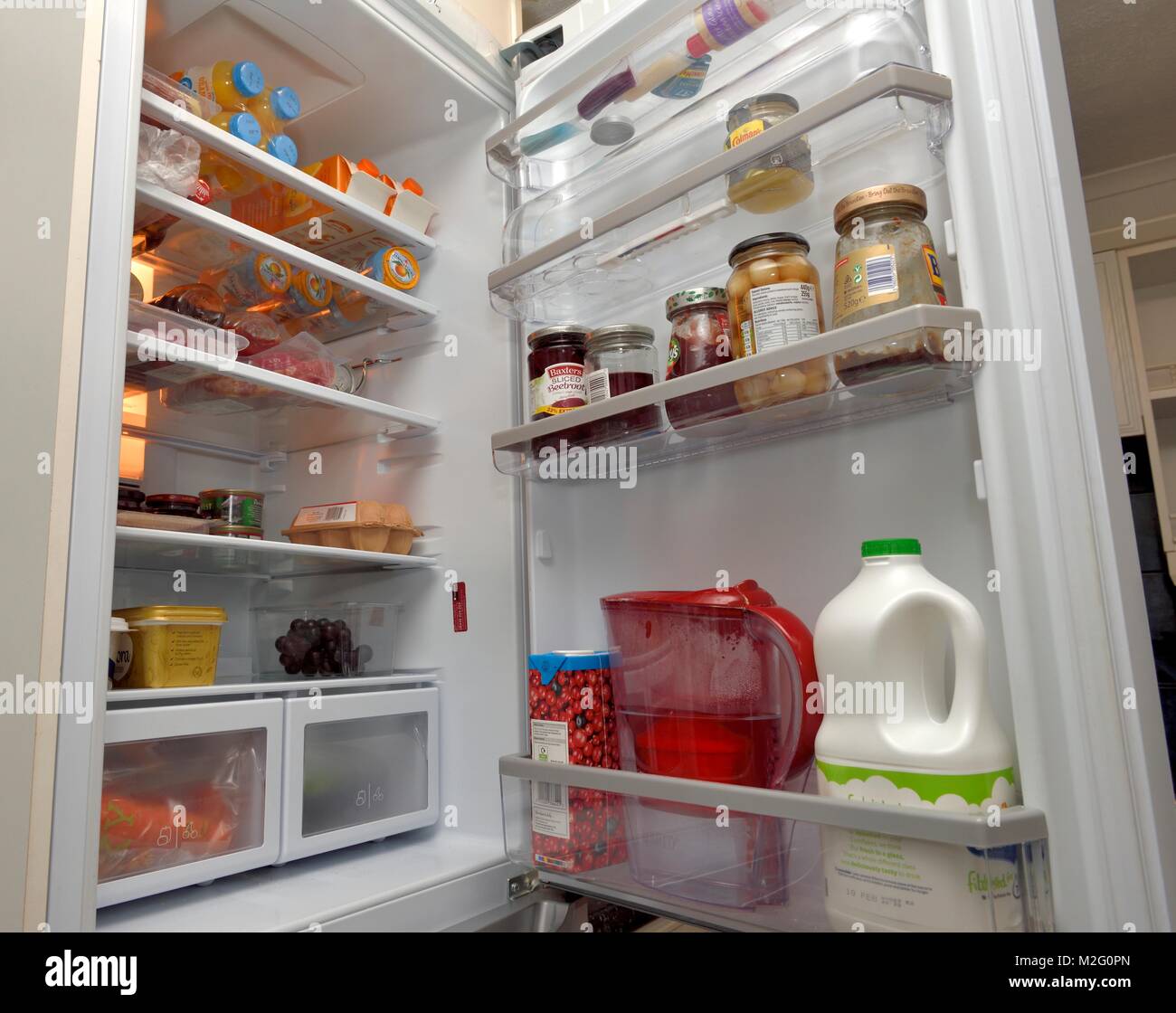 Domestic fridge interior fotografías e imágenes de alta resolución - Alamy