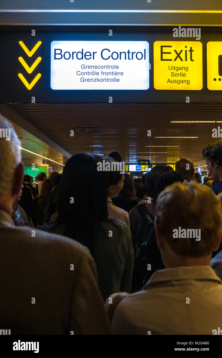 Los pasajeros llegan al aeropuerto de Bruselas, Bélgica, y proceder a la inmigración y la zona de control de pasaportes Foto de stock