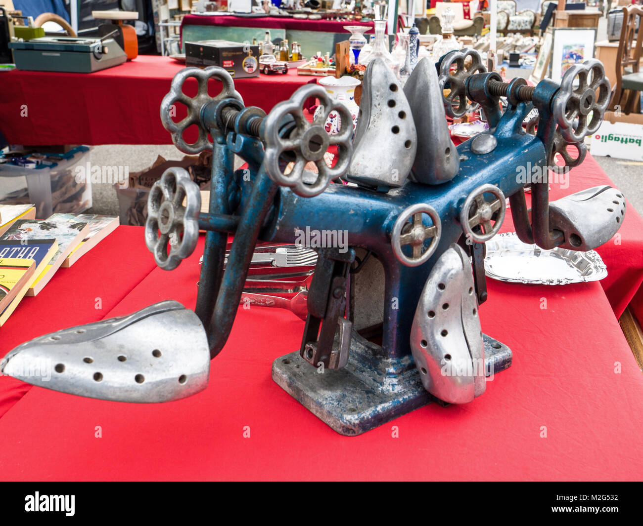 Máquinas utilizadas por el zapatero para ensanchar los zapatos estrechos, a la venta en un mercado de pulgas Foto de stock