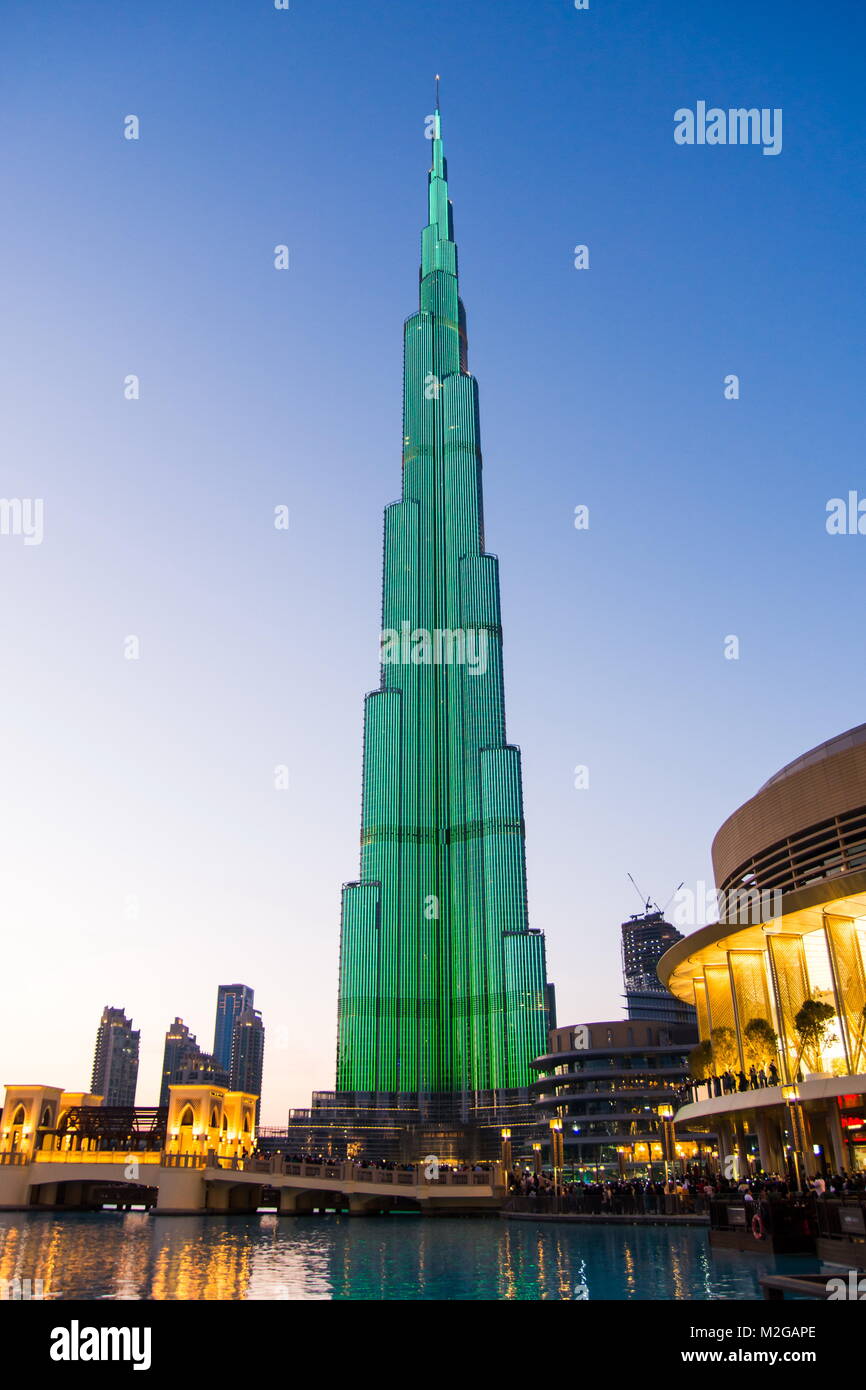 DUBAI, EMIRATOS ÁRABES UNIDOS - Febrero 5, 2018: El espectáculo de luces en el Burj Dubai Mall con los edificios al atardecer. Con una altura total de 829.8 m (2,72 Foto de stock