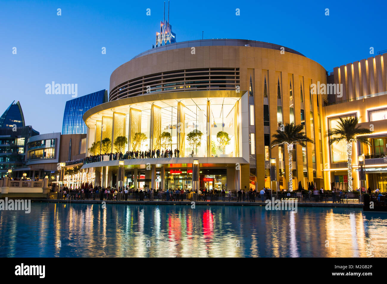 DUBAI, EMIRATOS ÁRABES UNIDOS - Febrero 5, 2018: Dubai Mall arquitectura  moderna reflejada en la fuente de la hora azul. El Dubai Mall es el mayor m  Fotografía de stock - Alamy