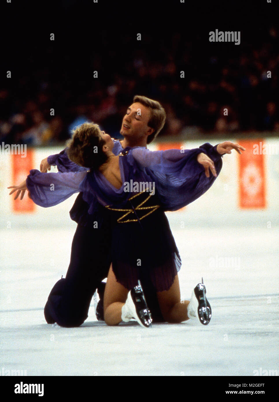 Jane Torvill y Christopher Dean realizar 'Bolero' durante el concurso de baile de hielo en las Olimpiadas de 1984 en Sarajevo, y por la que ganó la medalla de oro. Foto de stock