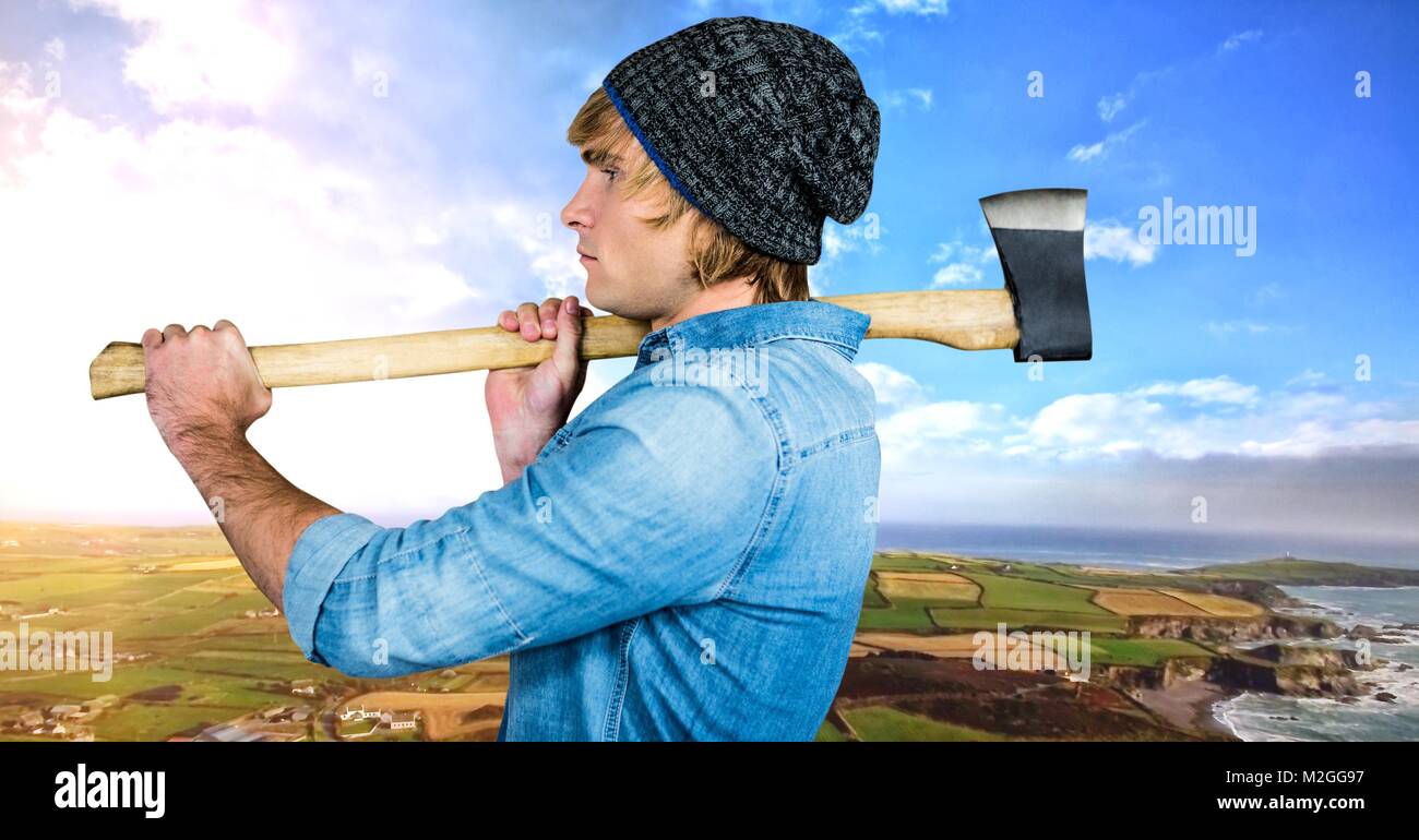 Hombre sujetando ax con espectacular paisaje Foto de stock