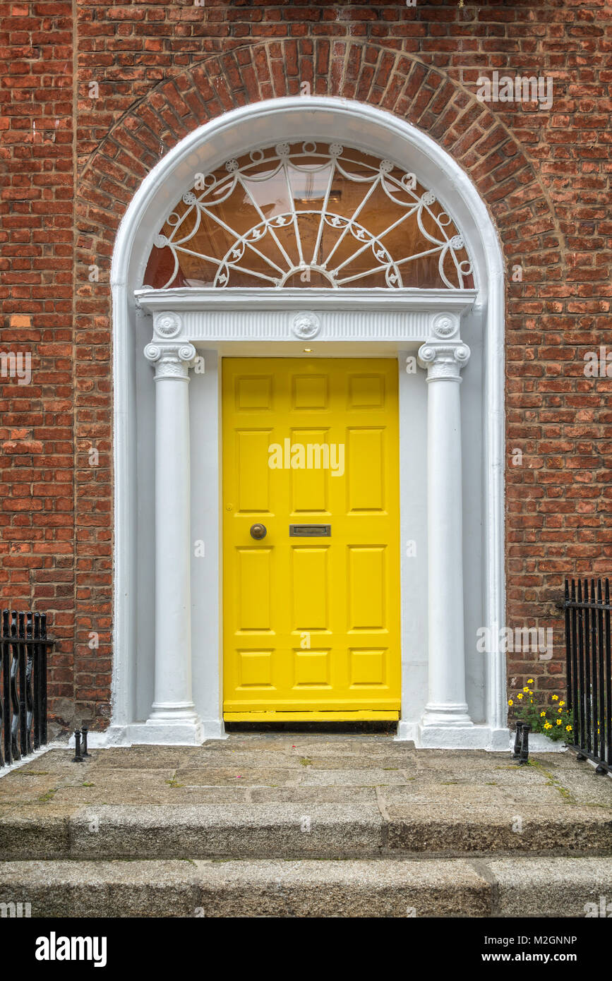 Puerta clásico amarillo en Dublín, ejemplo de arquitectura típica georgiana de Dublín, Irlanda Foto de stock