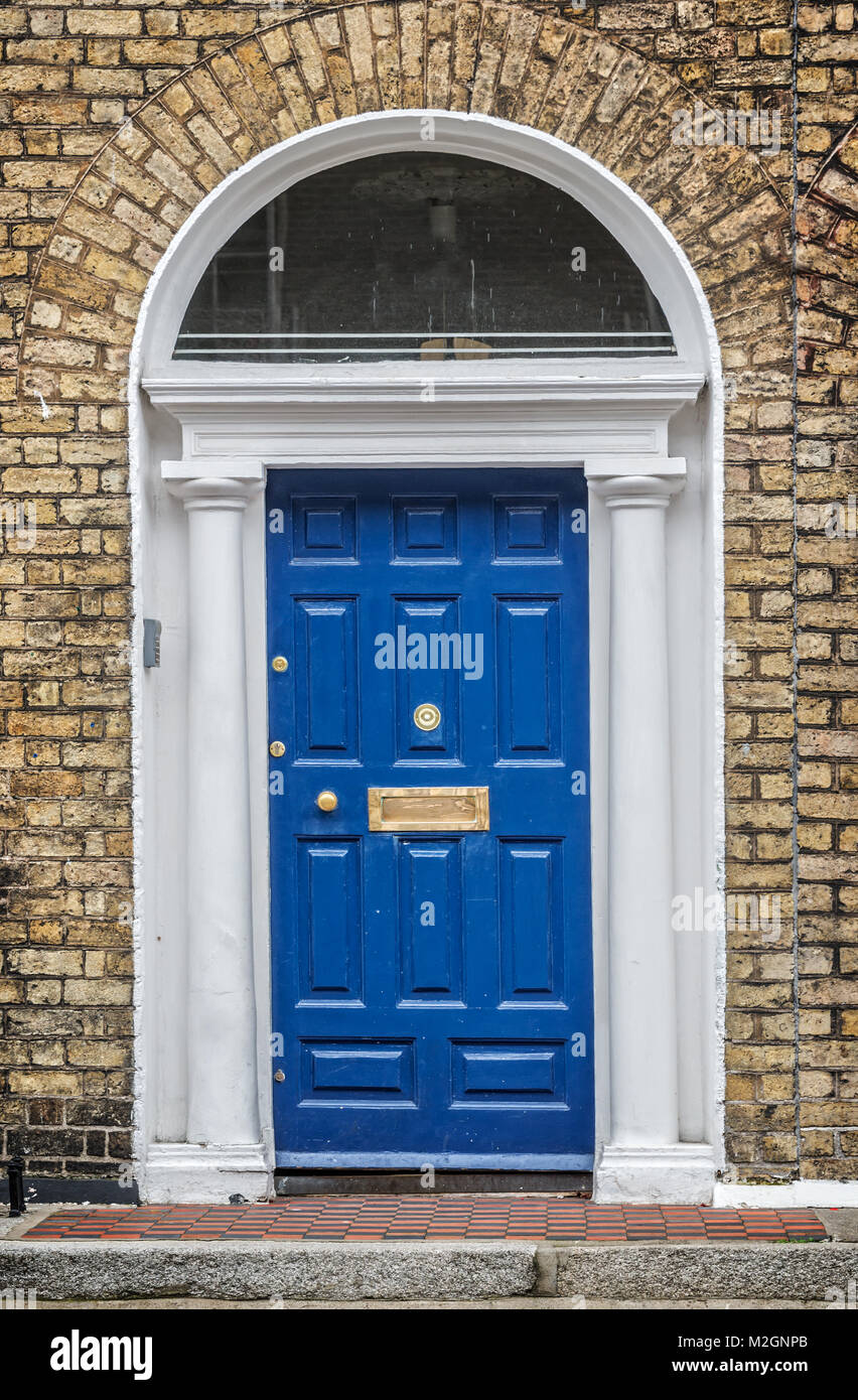 Clásico azul puerta en Dublín, ejemplo de arquitectura típica georgiana de Dublín, Irlanda Foto de stock