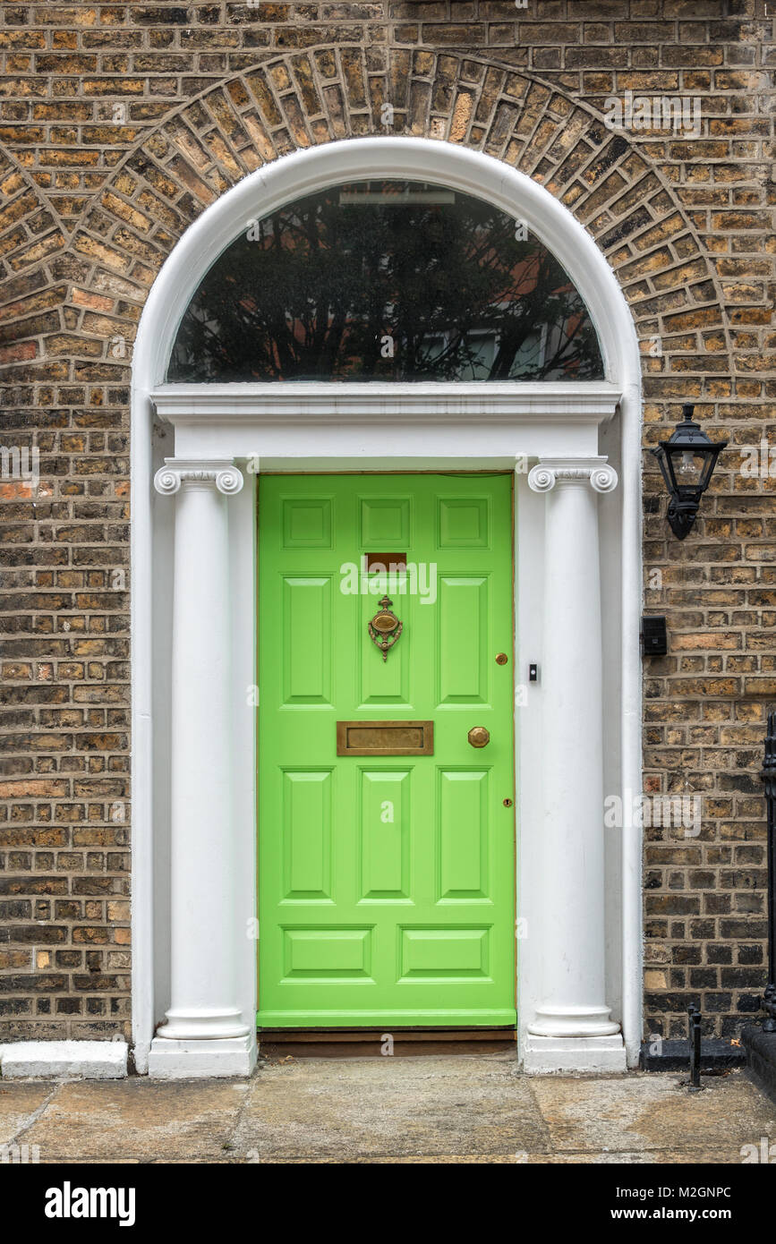 Puerta clásico verde en Dublín, ejemplo de arquitectura típica georgiana de Dublín, Irlanda Foto de stock