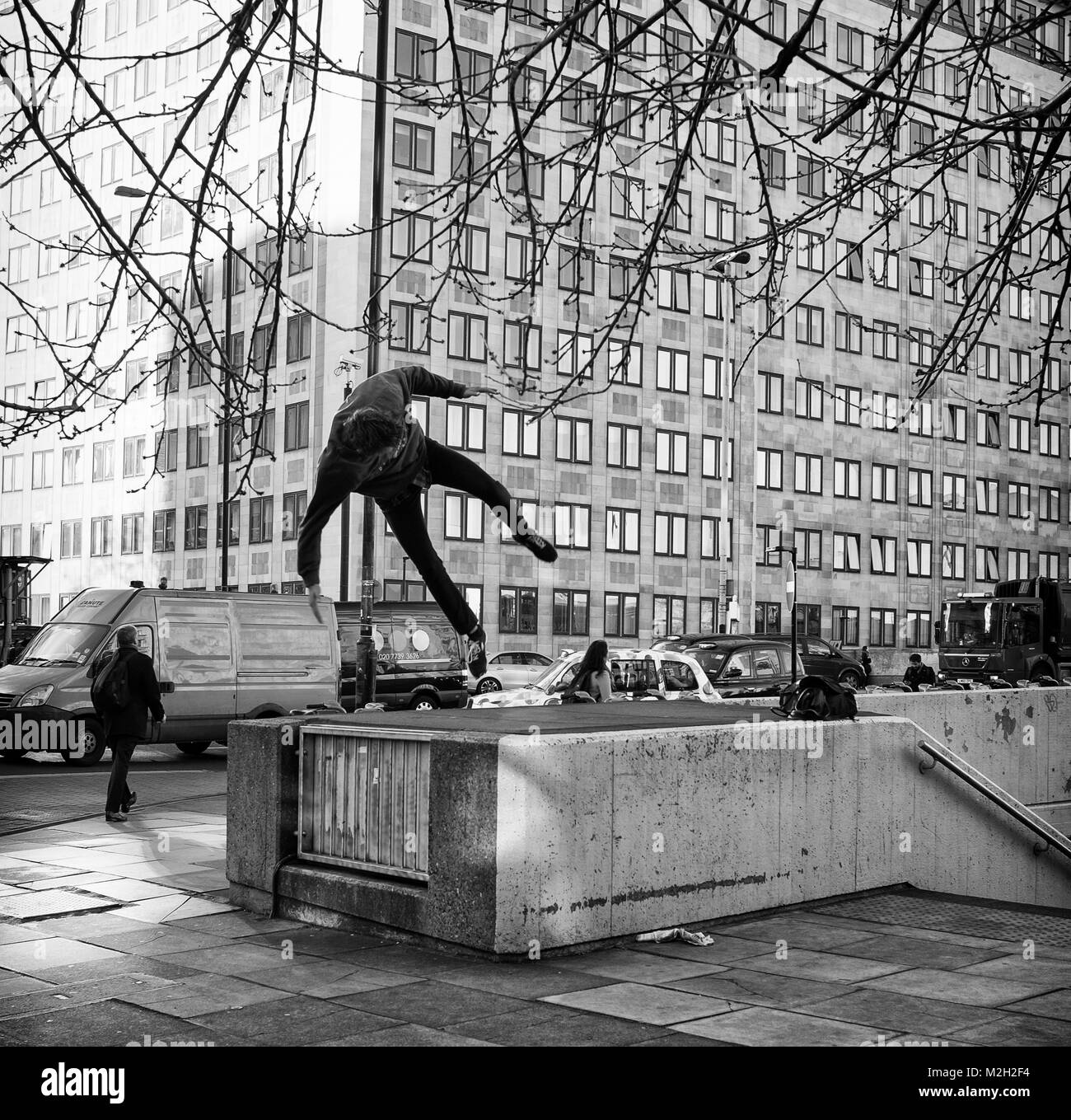 Hombre Parkour formación cerca de Waterloo Bridge, Londres, Inglaterra, Reino Unido, London: Crédito Snapper Foto de stock