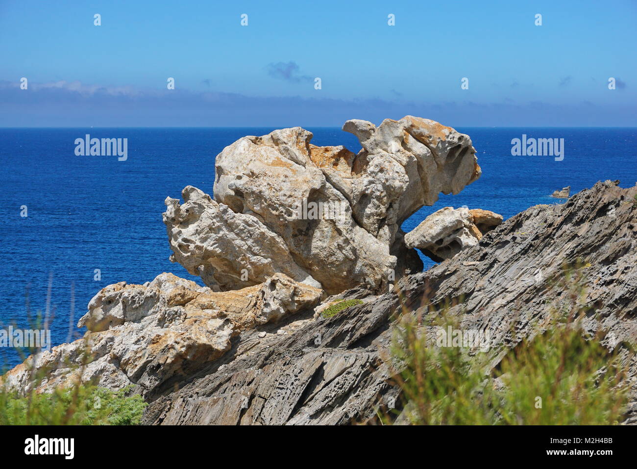 Formación rocosa natural con el mar Mediterráneo al fondo, el parque natural del Cap de Creus, España, Costa Brava, Girona, Cataluña Foto de stock