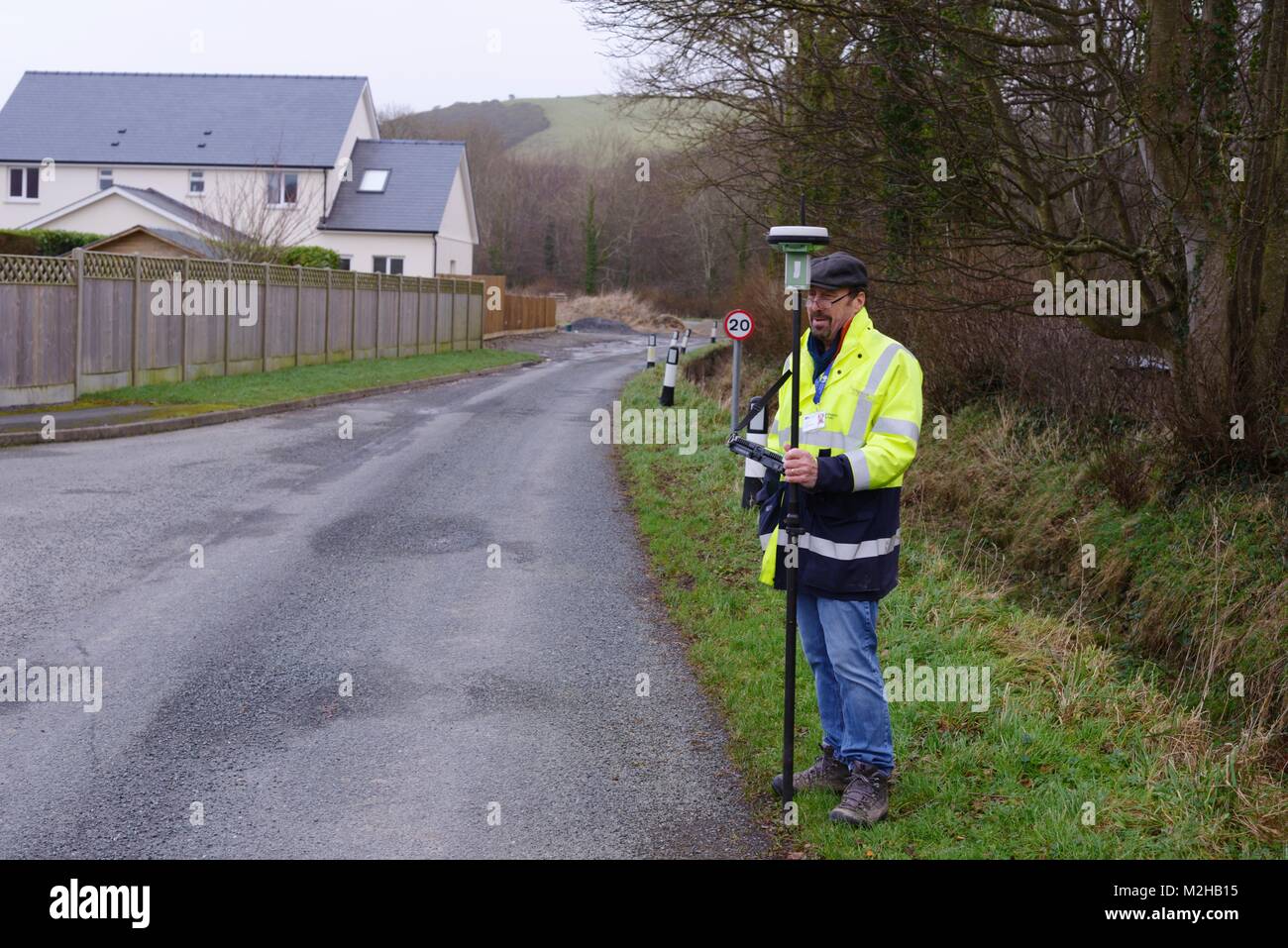 Ordnance Survey agrimensor trazando un nuevo desarrollo de la vivienda en un mapa digital usando tecnología GPS, Gales, Reino Unido. Foto de stock