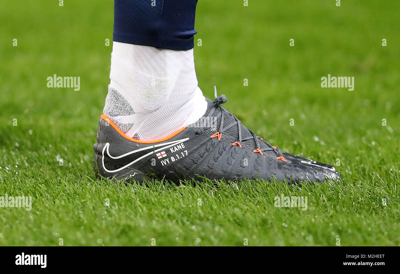 Tottenham Hotspur Harry Kane con el nombre de su hija 'Ivy' grabado en su  bota durante los Emiratos FA Cup, cuarta ronda replay coinciden en el  Wembley Stadium de Londres Fotografía de