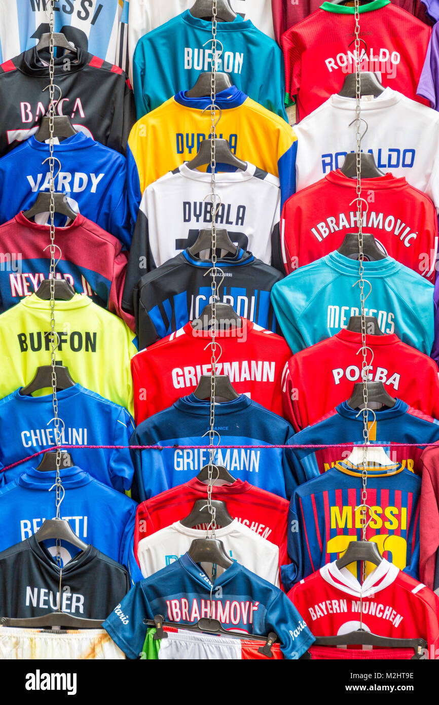 Camisetas de fútbol con nombres de jugadores de fútbol para la venta en Ventas cala, Florencia, Italia. Foto de stock