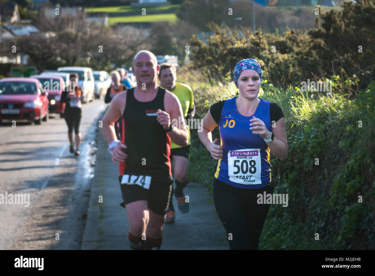 Los corredores compitiendo en una carrera de carretera en Newquay, Cornwall. Foto de stock