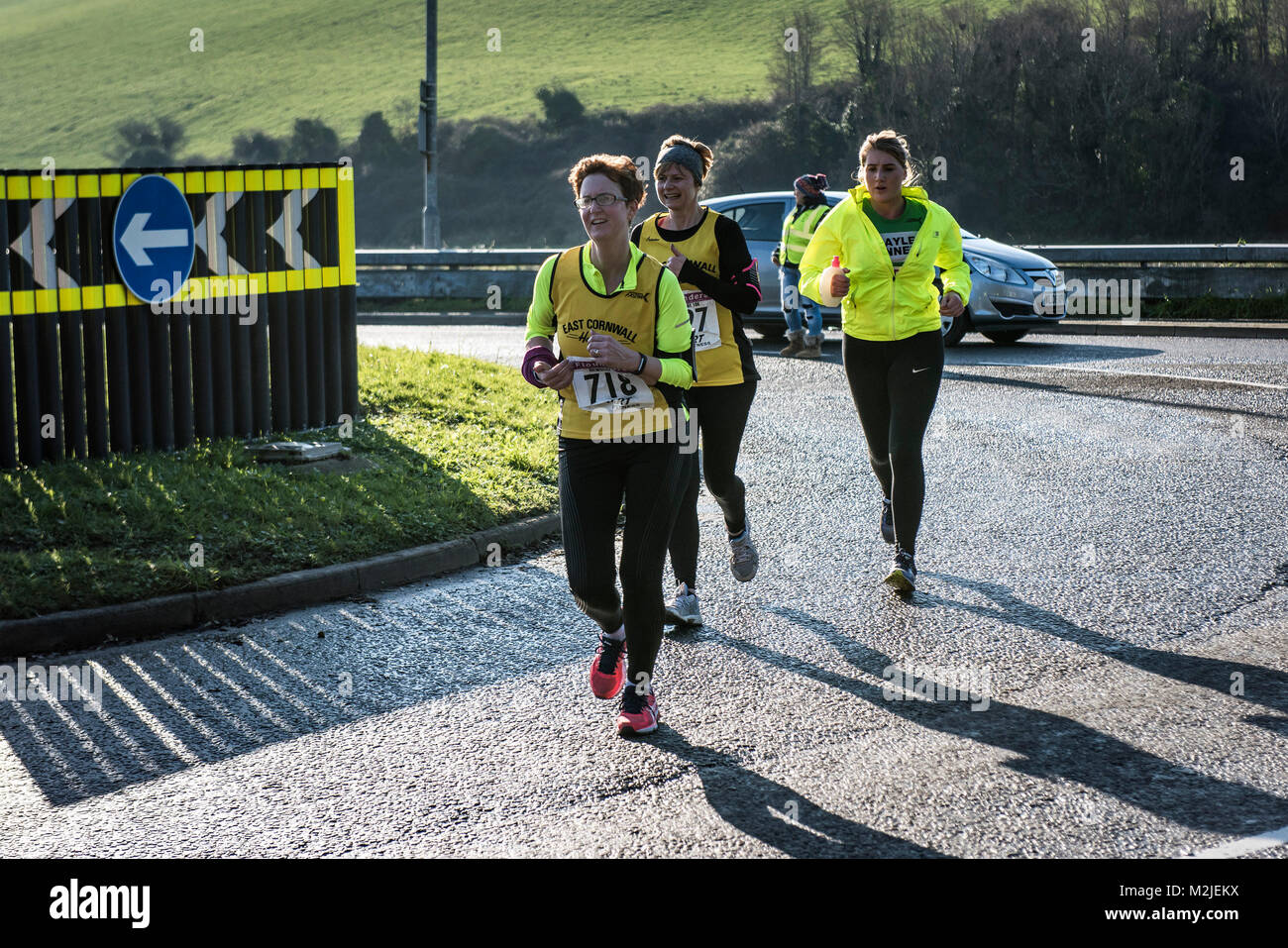 Los corredores compitiendo en una carrera de carretera en Newquay, Cornwall. Foto de stock