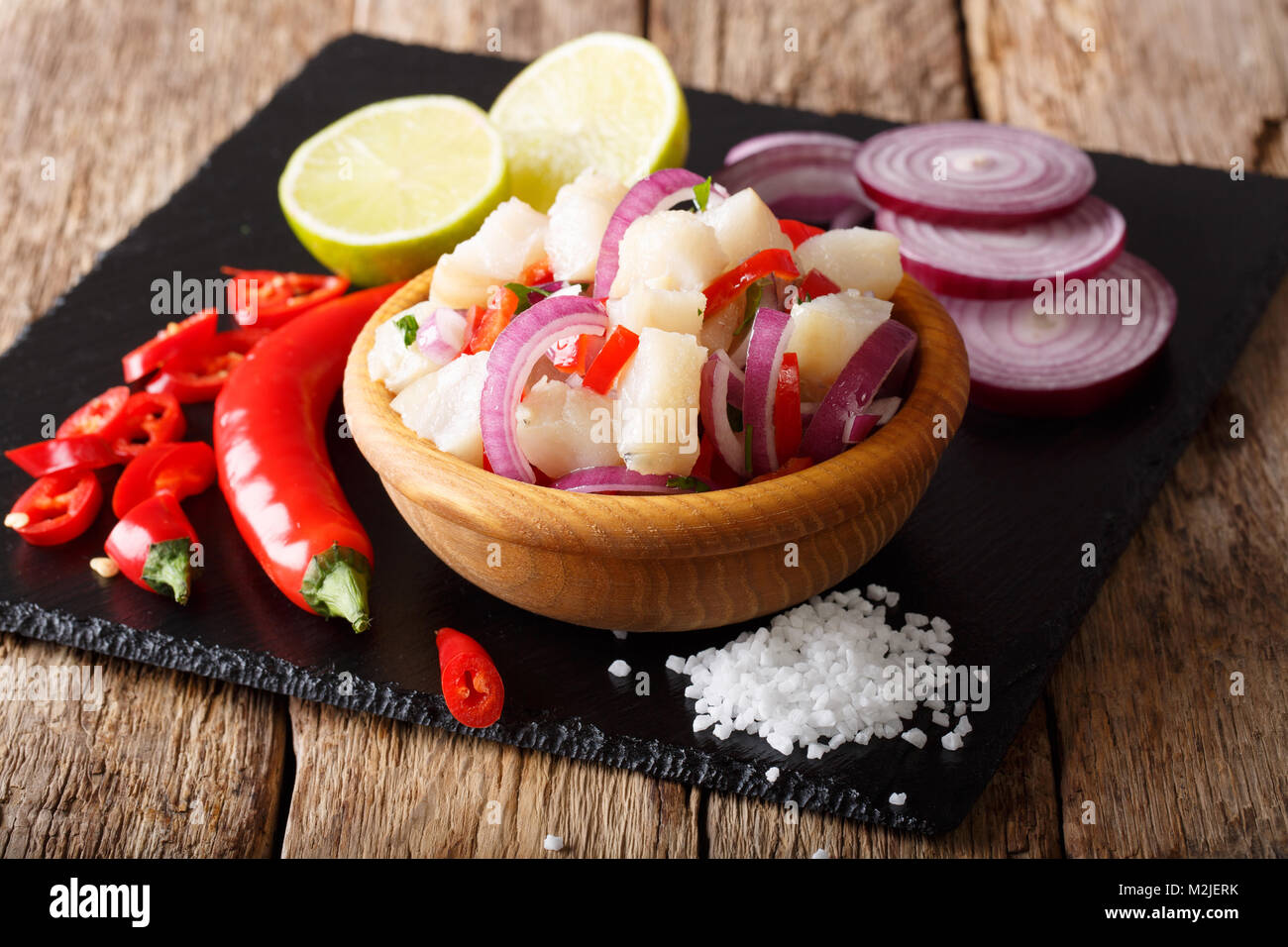 Ceviche de pescado blanco con ingredientes de cerca en la tabla horizontal. Foto de stock