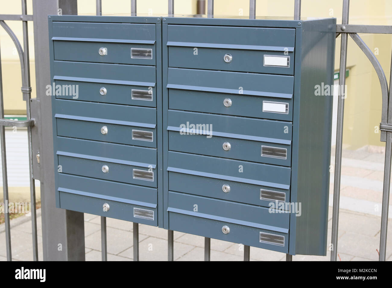 Nuevos buzones gris moderno metálico cuelgan de una reja de hierro sobre la  calle sity Fotografía de stock - Alamy