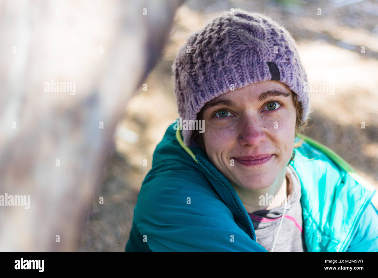 Joven mujer caucásica en ropa de invierno plantea entre gigantes árboles Sequoia Foto de stock