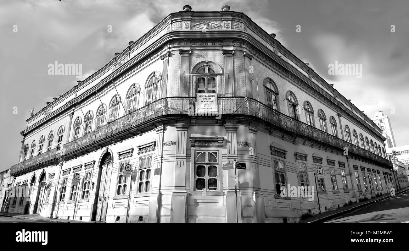 Campinas, SP/ Brasil - Febrero 2018 - 'Palácio dos azulejos' edificio histórico que alberga actualmente el museo de imagen y sonido de la ciudad Foto de stock