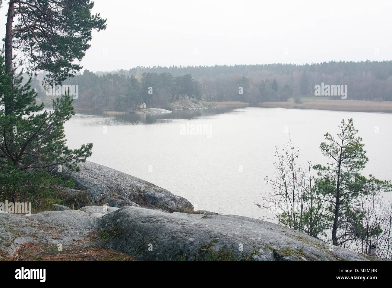 Lago vista horizontal por el lago Mälaren, Suecia en noviembre. Foto de stock