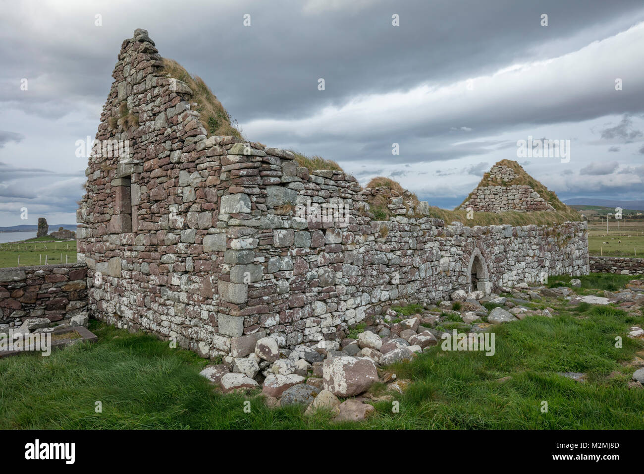 Ruinas de la iglesia cristiana primitiva en Gubbinwee, Ballycroy, en el condado de Mayo, Irlanda. Foto de stock