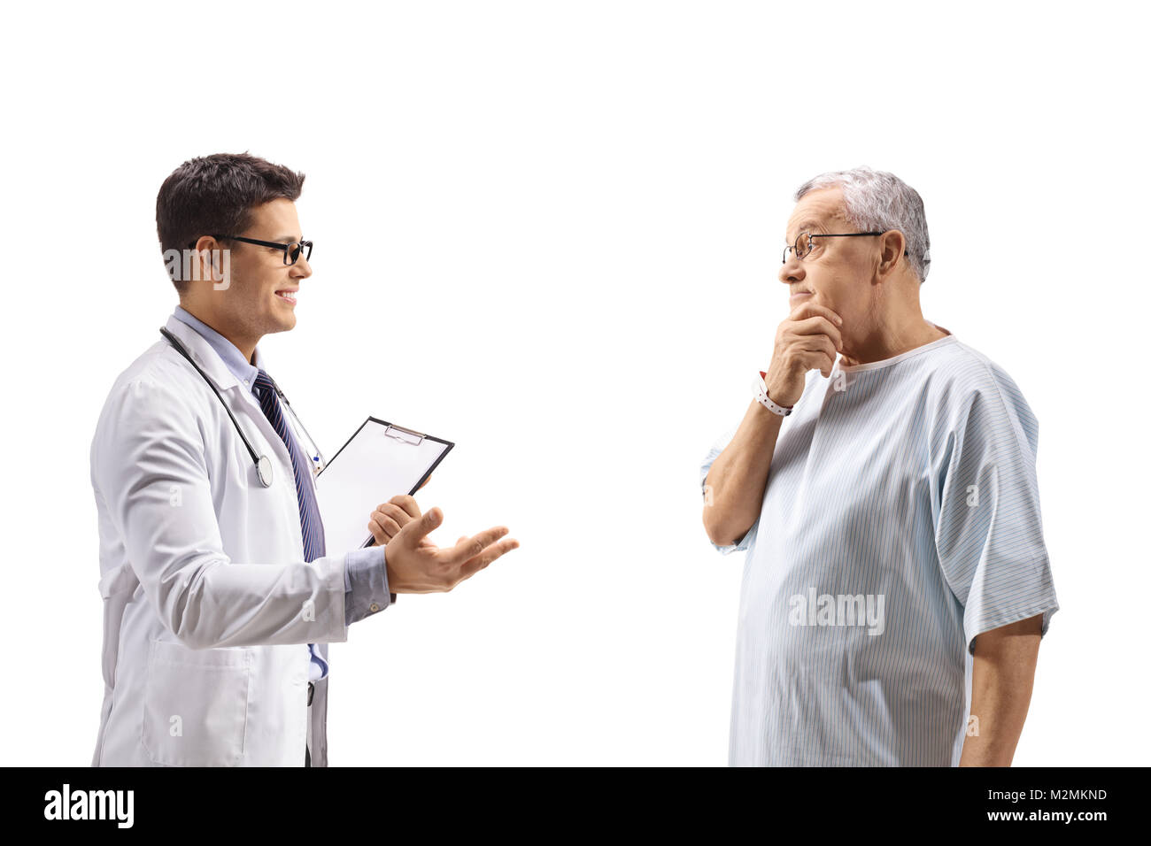 Doctor hablando con un paciente anciano aislado sobre fondo blanco. Foto de stock