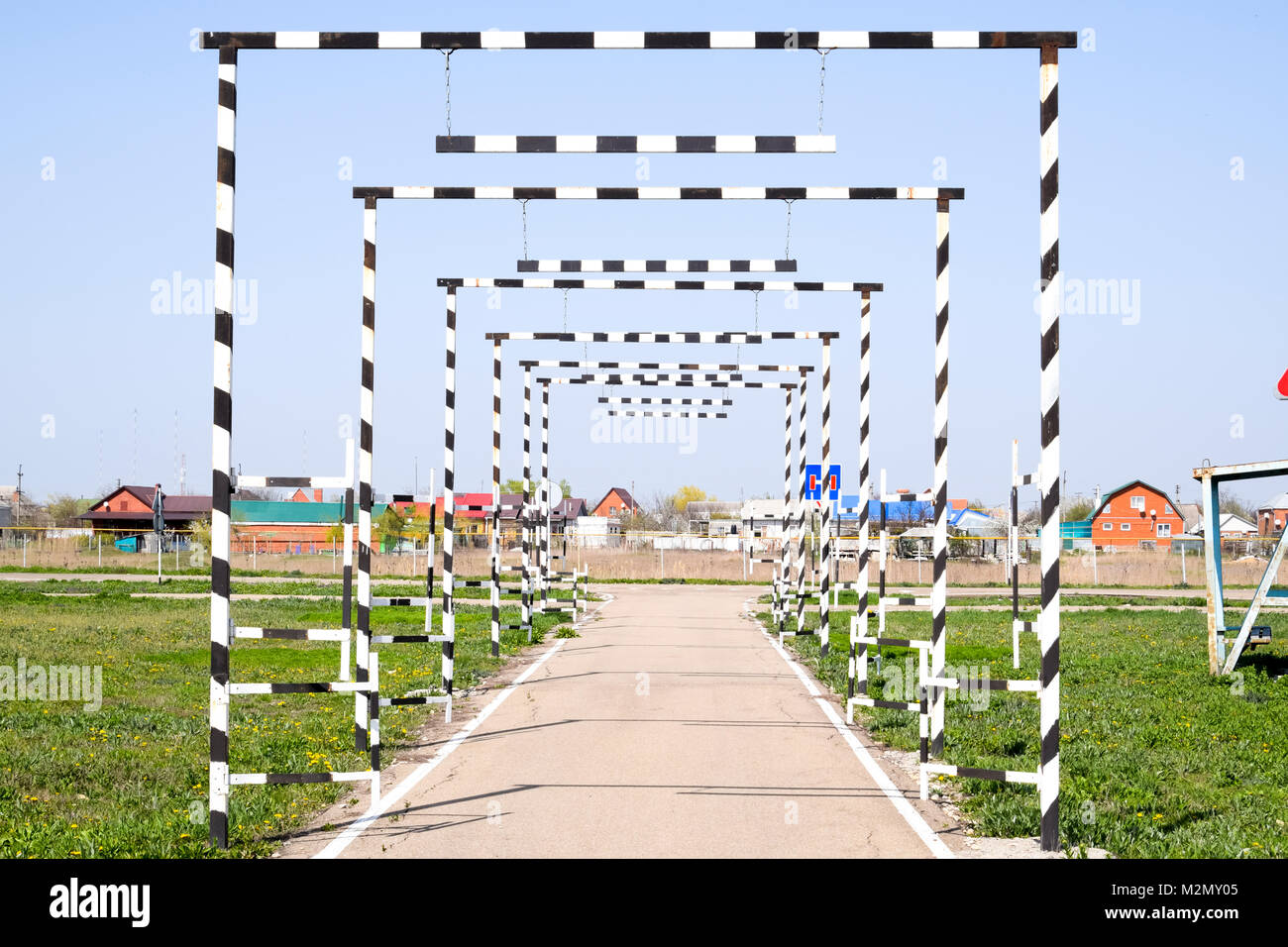 Camino marcado en el circuito de entrenamiento. Aprender a montar en un