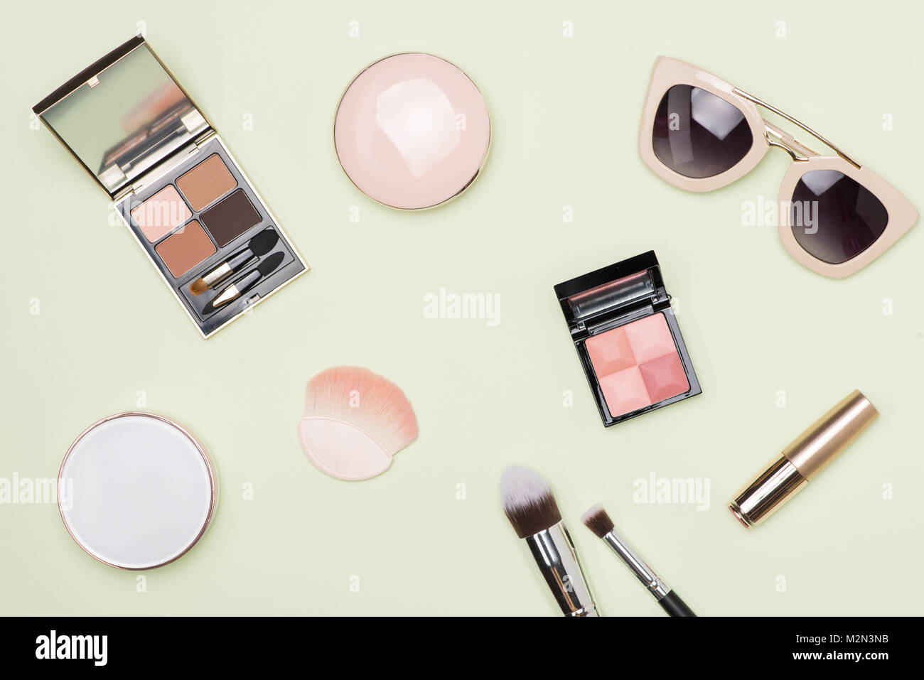 Conjunto de los productos cosméticos decorativos sobre fondo de color Foto de stock