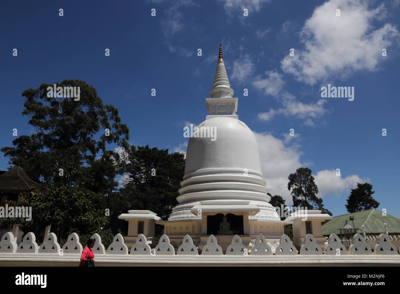 Stupa budista cerca de Nuwara Eliya Sri Lanka Foto de stock