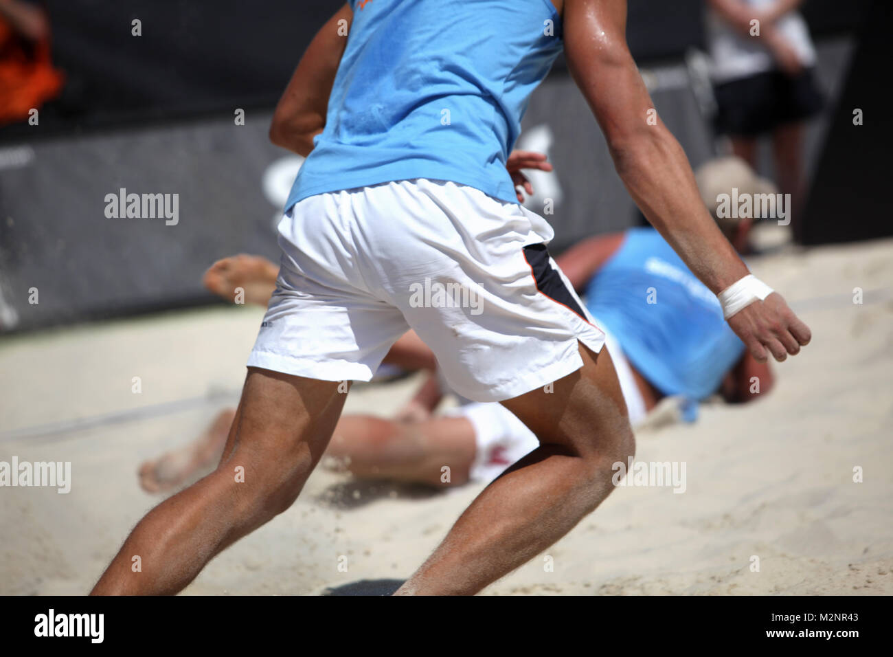 Dos jugadores en acción por una coincidencia de voleibol de playa Foto de stock