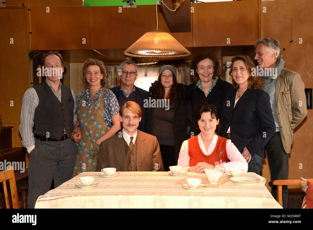 Drehstart Fuer Den Wdr Ard Film Aufbruch Nach Dem Roman Von Ulla Hahns In Den Hauptrollen Anna Fischer Margarita Broich Daniel Streber Und Ulrich Noethen Settermin Freitag En Koeln Flashpic Filmset Jens Krick