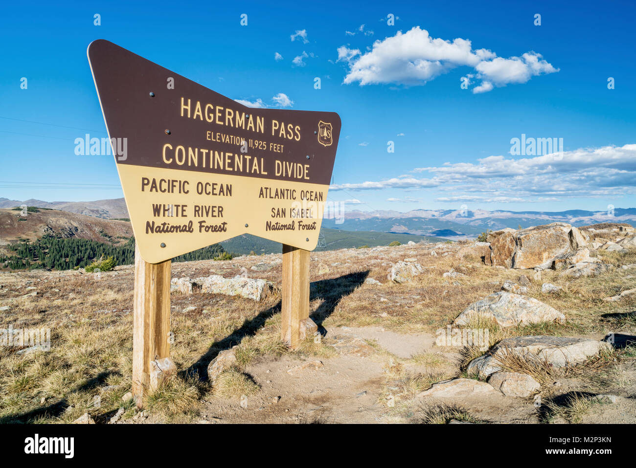 Pase HAGERMAN, Septiembre 27, 2016: el Servicio Forestal de Estados Unidos firmar en una cumbre de Hagerman Pass y la divisoria continental en las Montañas Rocosas de Colorado. Foto de stock