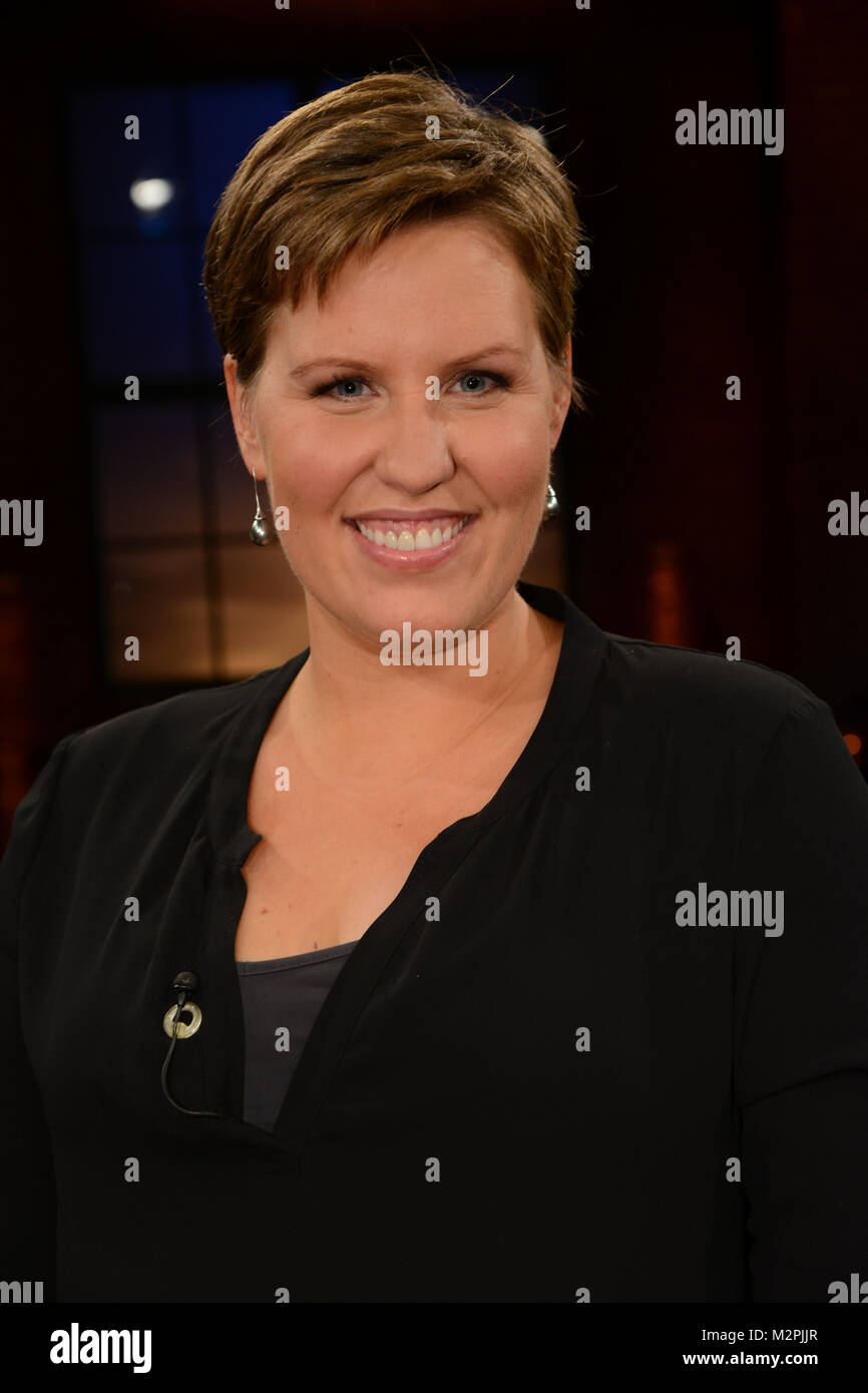 Die Spiegel Bestseller Autorin und Schriftstellerin Nicole Staudinger als  Gast bei der WDR Talkshow am Freitag den 27.11.2015. Hier Handelt es sich  um die Folge der woechentlichen Fensehsendung 363 Fotografía de stock -  Alamy