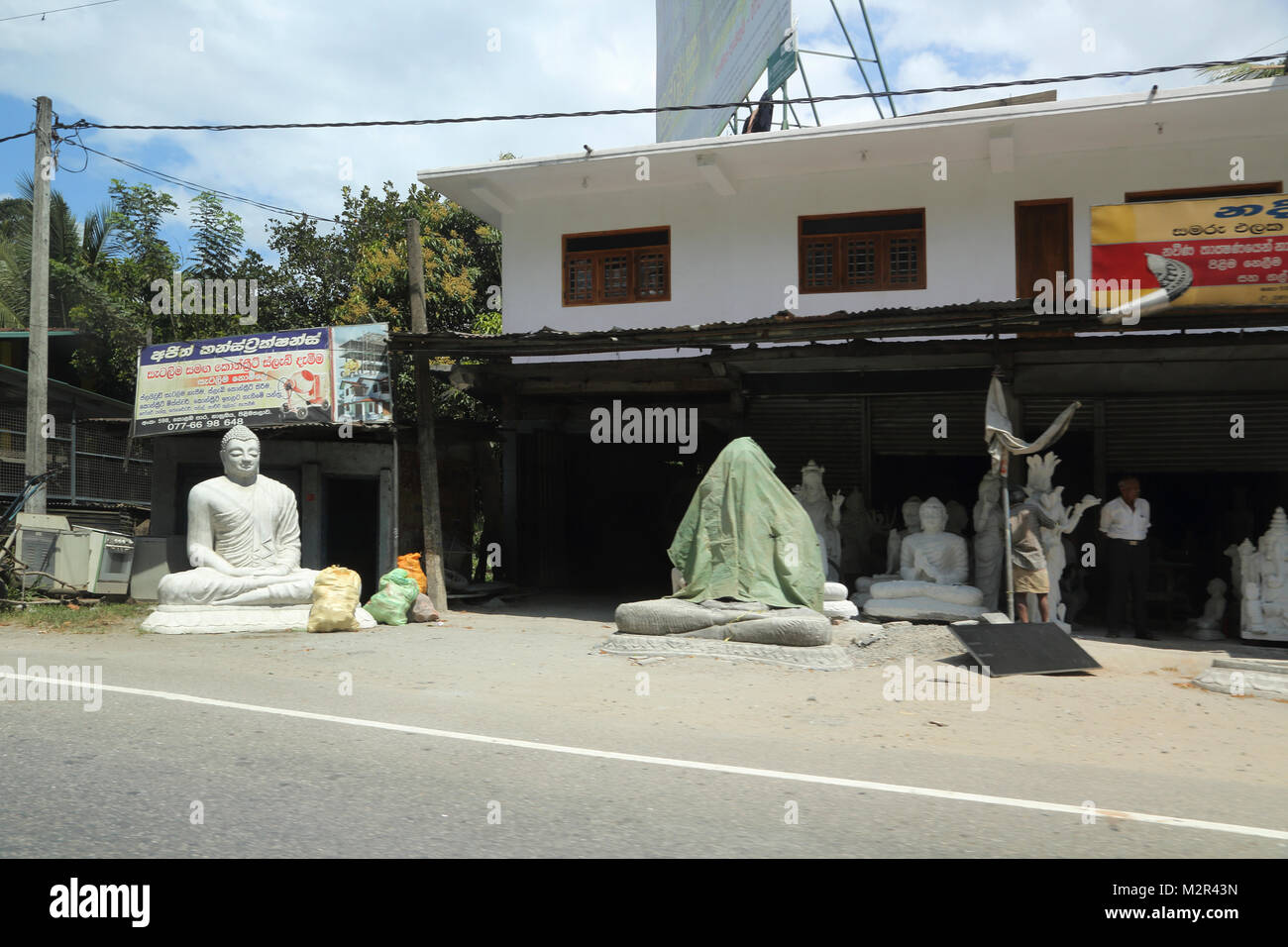Colombo, Sri Lanka carretera hombre Haciendo y vendiendo estatuas religiosas Foto de stock