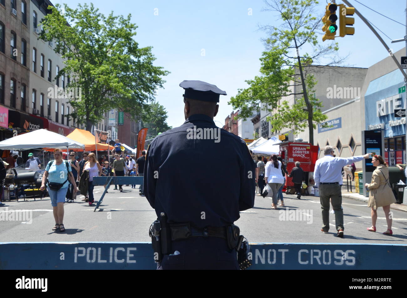 Policías de la NYPD en las calles de Brooklyn para la feria de la calle 5th avenue de Nueva York, EE.UU. Foto de stock