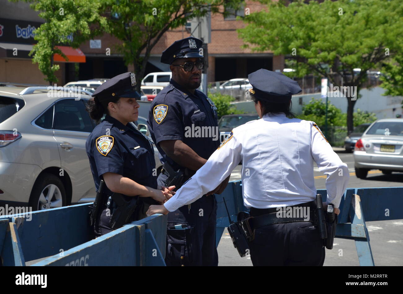 Policías de la NYPD en las calles de Brooklyn para la feria de la calle 5th avenue de Nueva York, EE.UU. Foto de stock