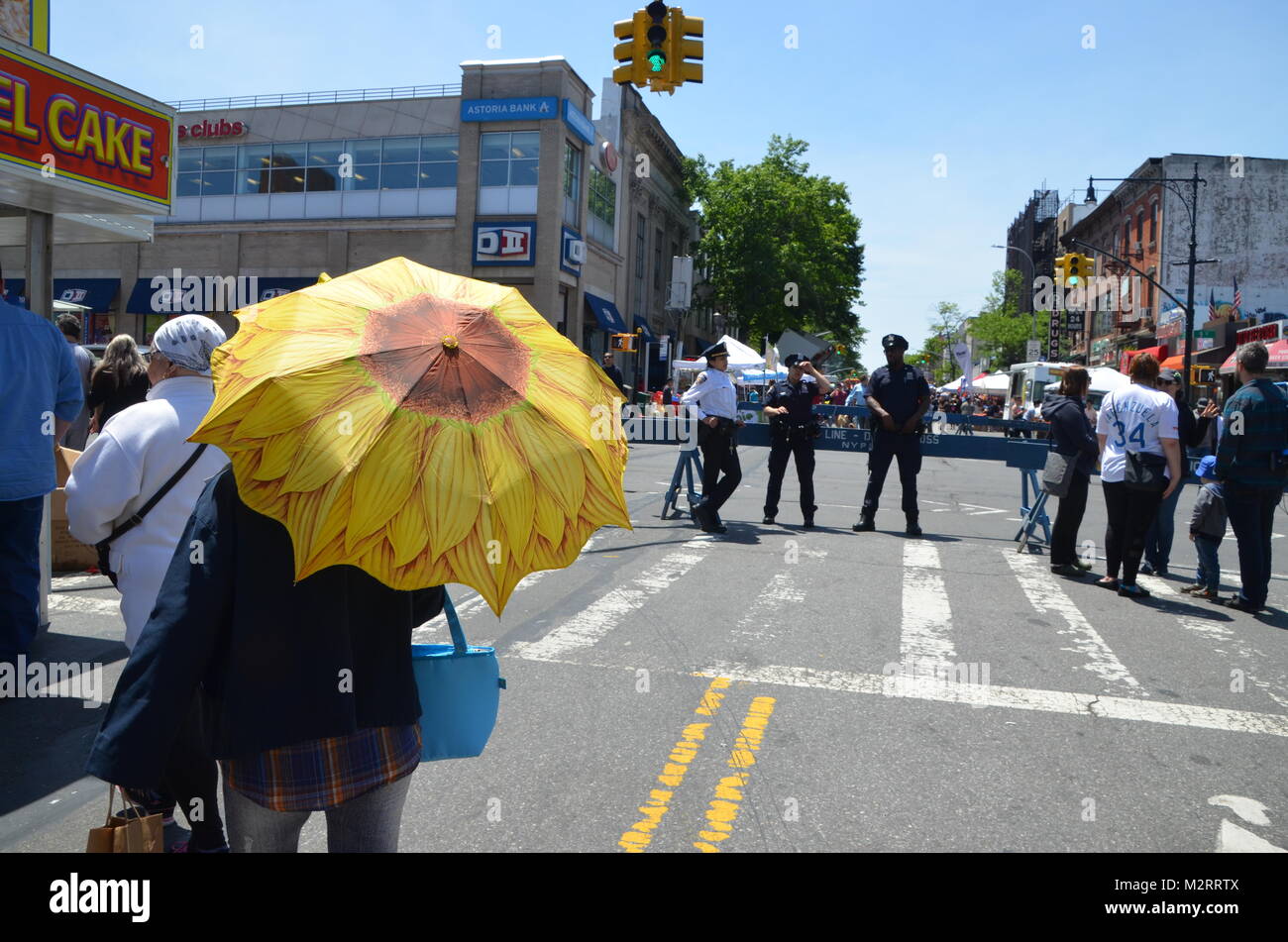 Policías de la NYPD en las calles de Brooklyn para la feria de la calle 5th avenue de Nueva York, EE.UU. Foto de stock