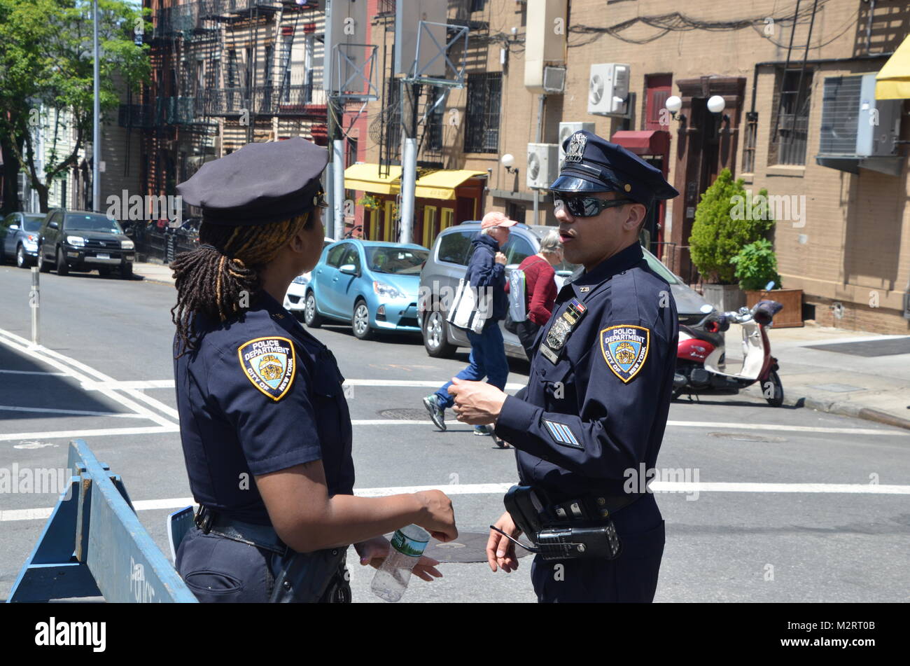 Policías de la NYPD en las calles de Brooklyn para la feria de la calle 5th avenue de Nueva York, EE.UU. Foto de stock