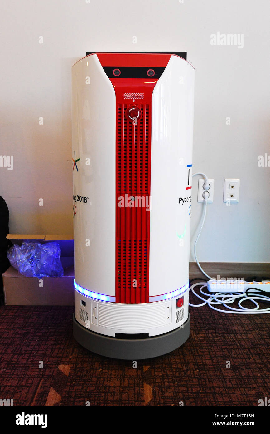 Un Robot Regala Un Bebe En El Centro Principal De Prensa Mpc De Los Juegos Olimpicos De Invierno De Pyeongchang 18 En Pyeongchang Corea Del Sur El 8 De Febrero De 18