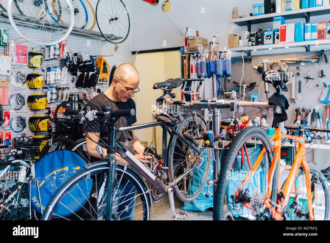Propietarios de Negocios Pequeños de la tienda de bicicletas Foto de stock