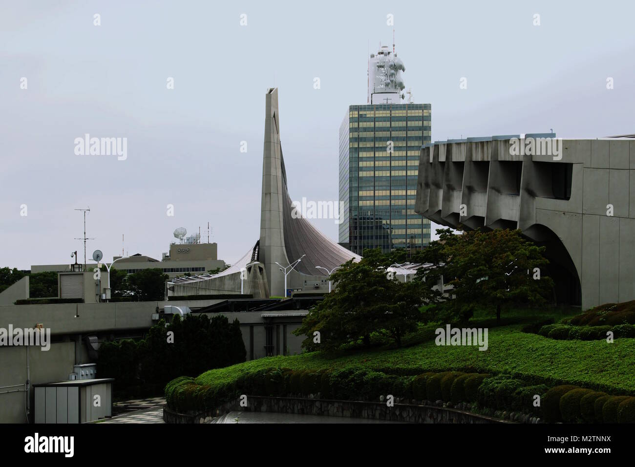 Kenzo Tange diseñado el Gimnasio Nacional Yoyogi (primera Gimnasio primer plano 2º Fondo) construido para los Juegos Olímpicos de 1964. (2017) Foto de stock